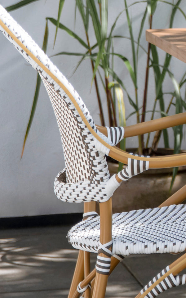 Dies ist ein Nahaufnahmebild von Isabell in almond aluminium frame White w cappuccino dot ArtFibre.