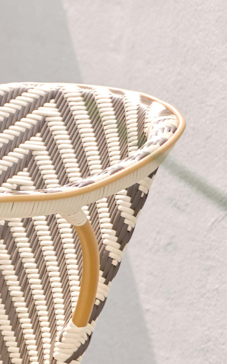 Dies ist ein Nahaufnahmebild von Madeleine Außen-Esszimmerstuhl in almond aluminum frame chevron cappuccino ivory ArtFibre. Chevron-Flechtdetail.