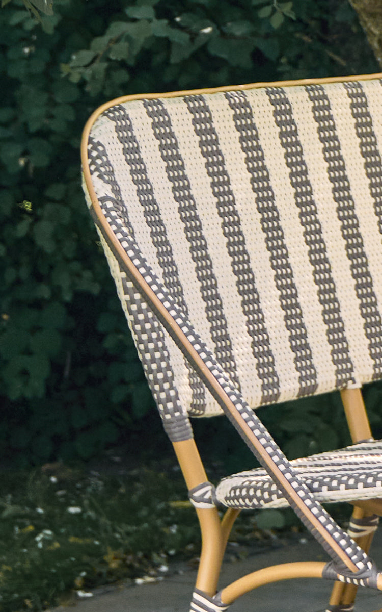 Dies ist ein Nahaufnahmebild von Sofie Außen-3-Sitzer-Bank in almond aluminium frame striped cappuccino ivory artfibre.