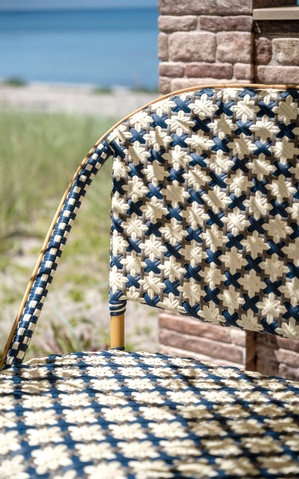 Dies ist ein Nahaufnahmebild von Sofie Außen-8-Sitzer-Bank in almond aluminium frame starweave ivory navy blue cappuccino artfibre. Geflechtdetail.