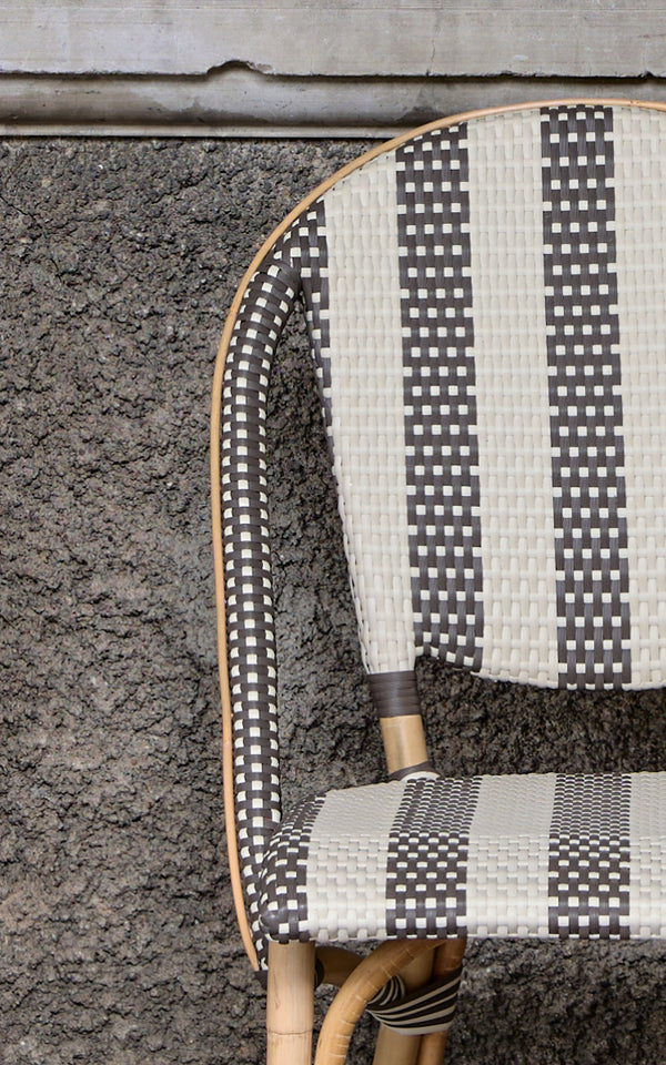 Dies ist ein Nahaufnahmebild von Sofie Esszimmerstuhl in striped cappuccino ivory artfibre skin on rattan frame.