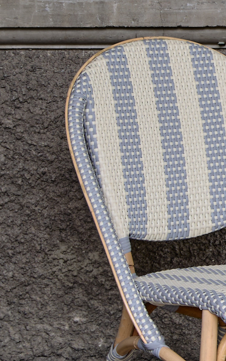 Dies ist ein Nahaufnahmebild von Sofie Esszimmerstuhl in striped grey ivory artfibre skin on rattan frame.