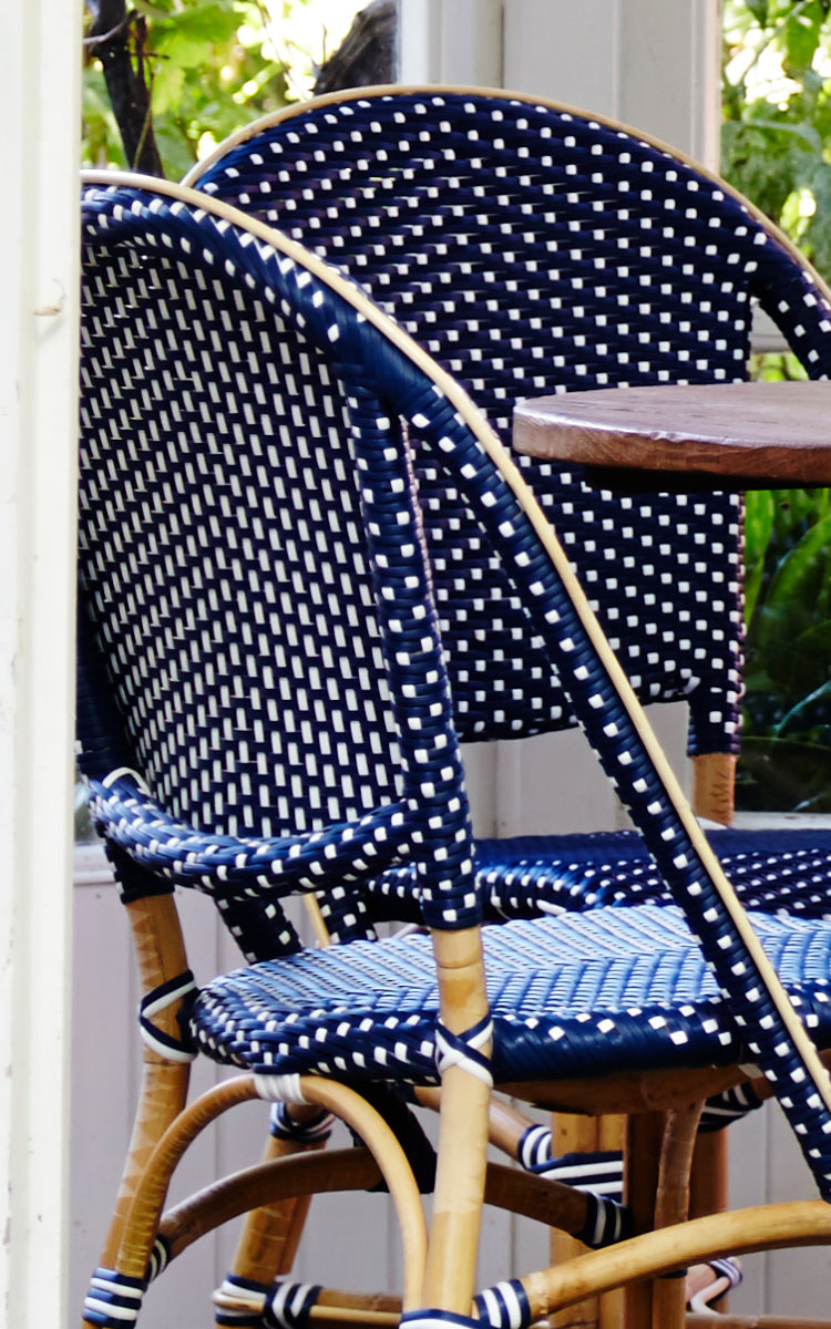Dies ist ein Nahaufnahmebild von Sofie Esszimmerstuhl in navy blue w white dot artfibre skin on rattan frame.
