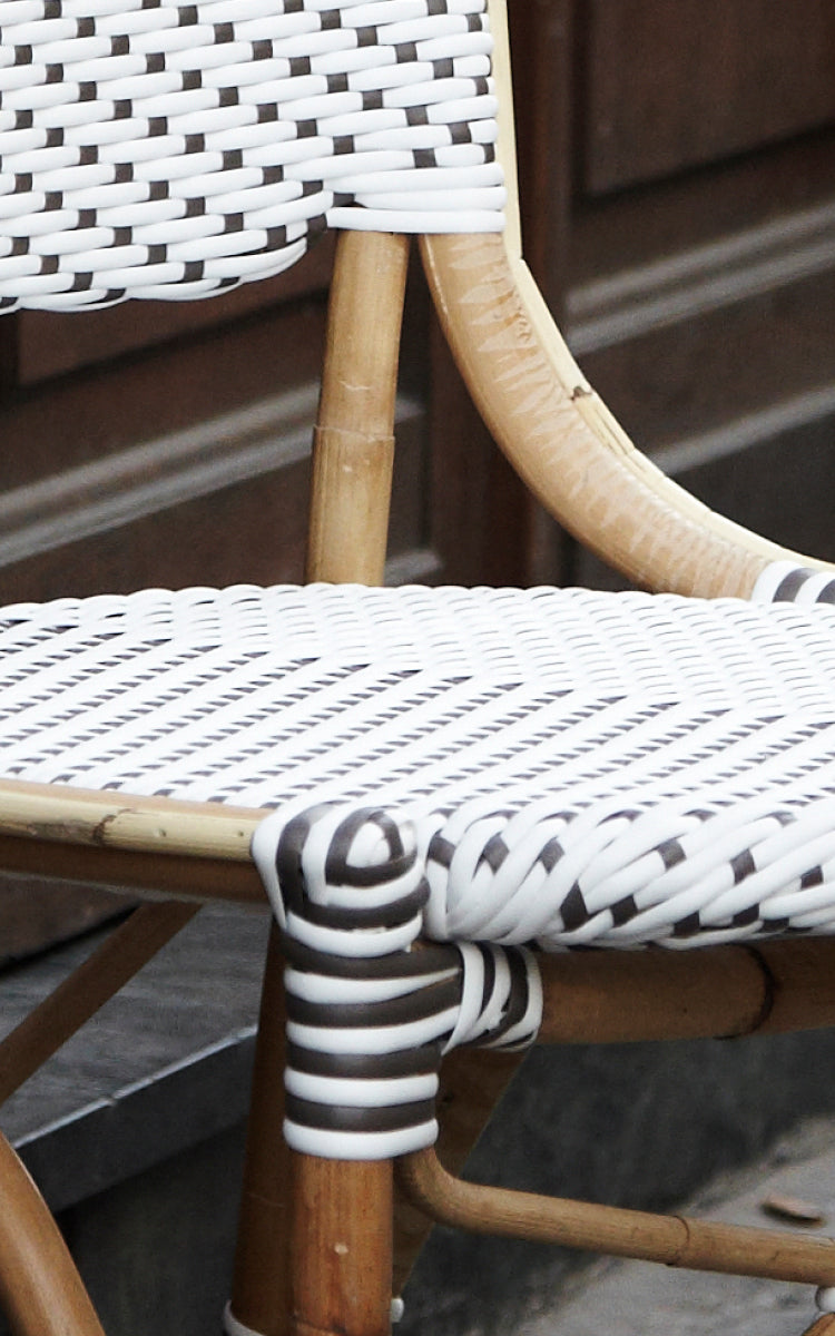 Dies ist ein Nahaufnahmebild von Isabell in white w cappuccino dot ArtFibre Skin on Rattan frame.