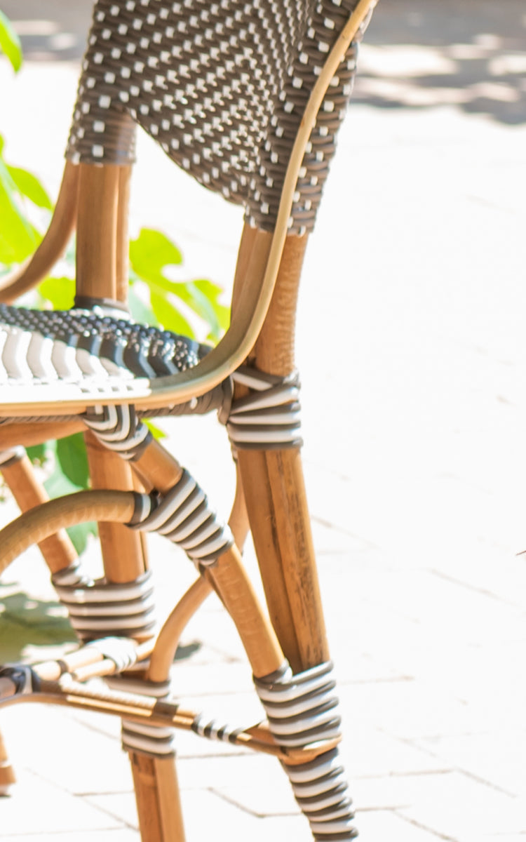 Dies ist ein Nahaufnahmebild von Isabell in cappuccino w white dot ArtFibre skin on rattan frame.