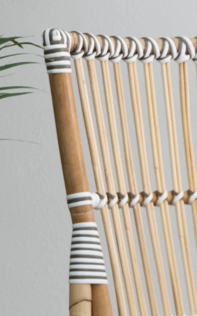 Dies ist ein Nahaufnahmebild von Monique Esszimmerstuhl in white w cappuccino dot artfibre skin on rattan frame.
