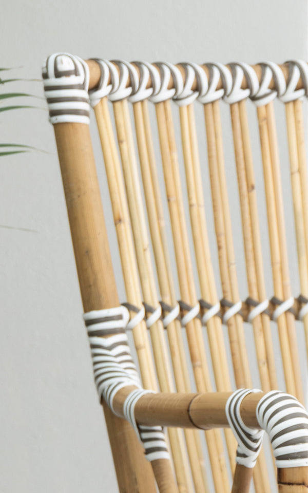 Dies ist ein Nahaufnahmebild von Monique Esszimmer-Armlehnstuhl in white w cappuccino dot artfibre skin on rattan frame.