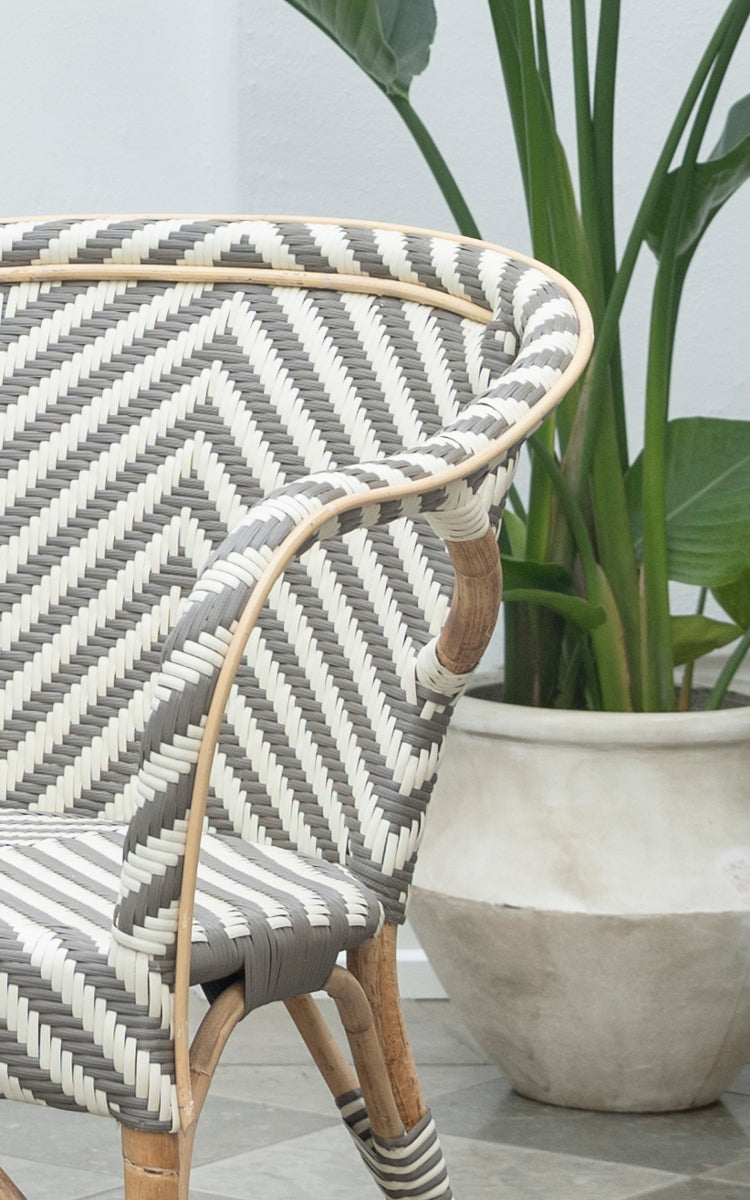 Dies ist ein Nahaufnahmebild von Madeleine Esszimmerstuhl in chevron cappuccino ivory ArtFibre skin on rattan frame. Markantes Chevron-Flechtmuster.
