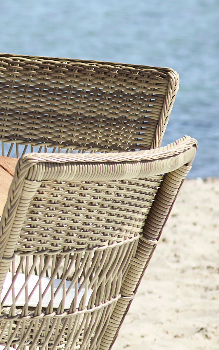Dies ist ein Nahaufnahmebild von Marie Exterior Side Chair i antique grey artfibre aluminium. Detail des Kreuzgitter-Flechtmusters.