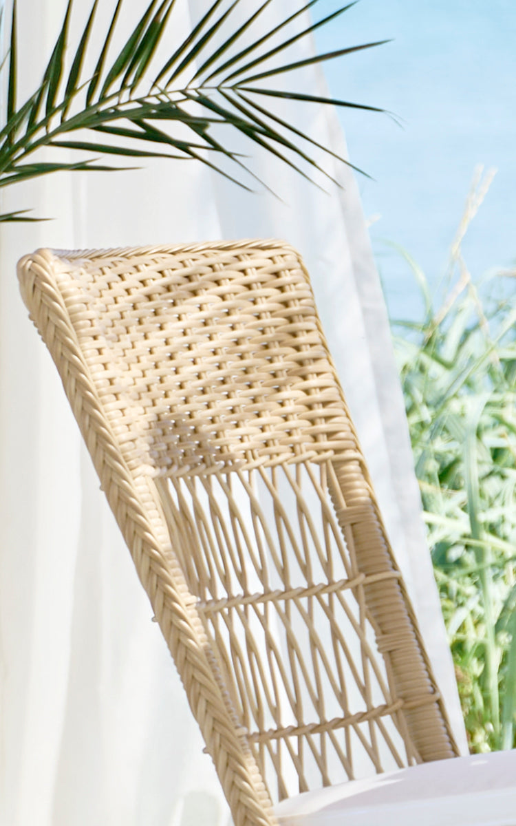 Dies ist ein Nahaufnahmebild von Marie Exterior Side Chair i natural artfibre aluminium. Detail des Kreuzgittergeflechts und der Sitzkante.