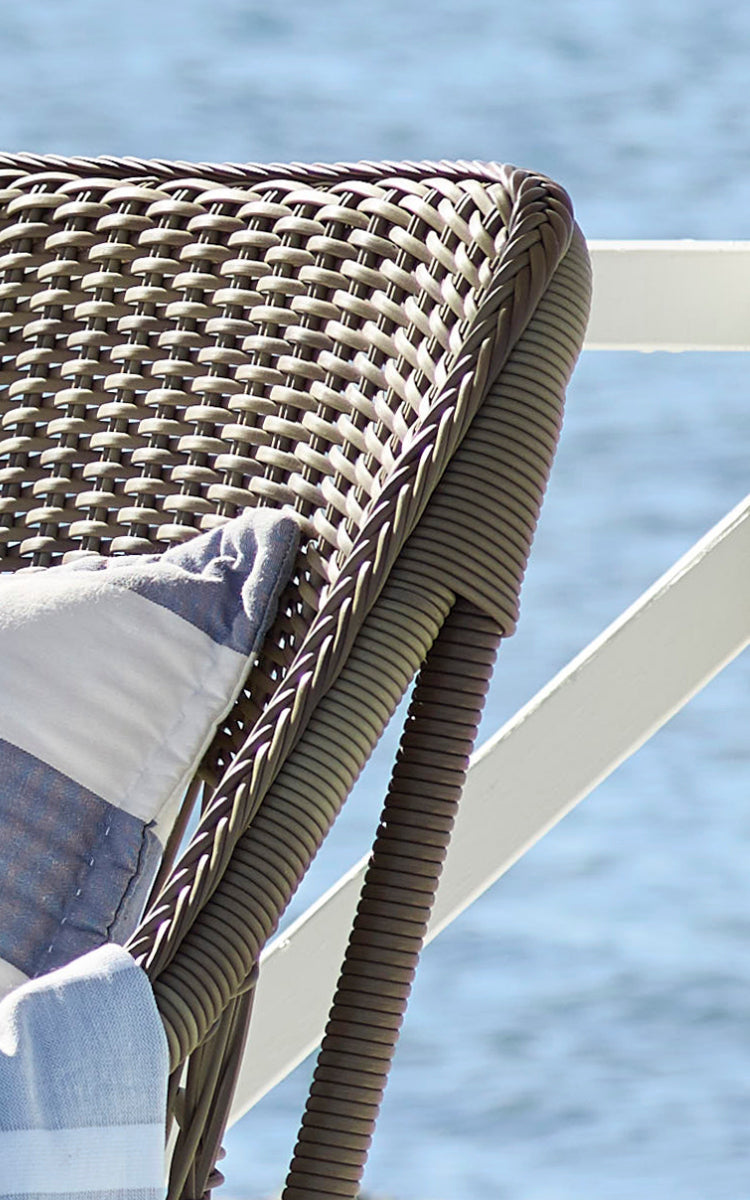 Dies ist ein Nahaufnahmebild von Dawn Lounge-Sessel in antique Grey ArtFibre Aluminium.