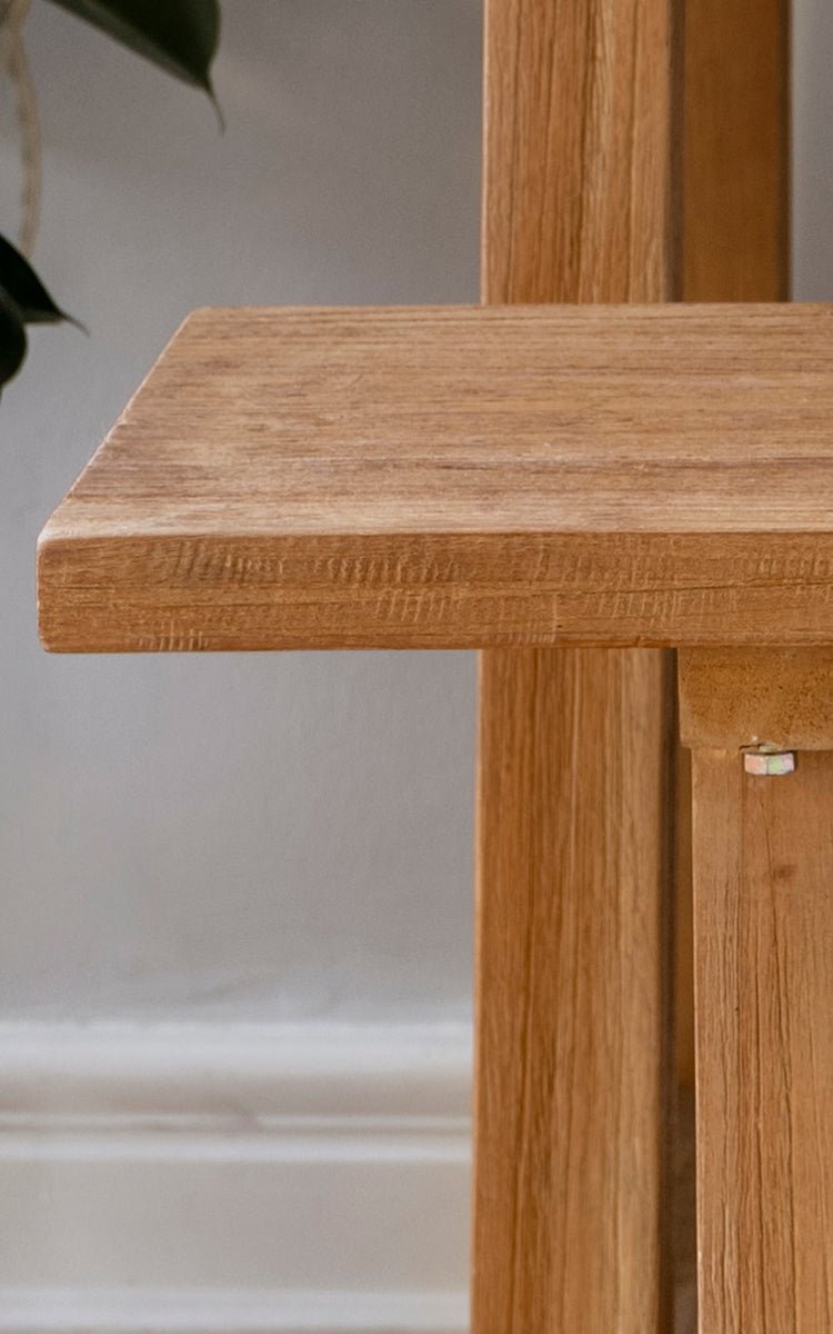 Dies ist ein Nahaufnahmebild von Lucas Teak Bank in teak indoor. Die massive Teakoberfläche zeigt warme Holzmaserung mit sauberen Kanten und stabilen Verbindungen.