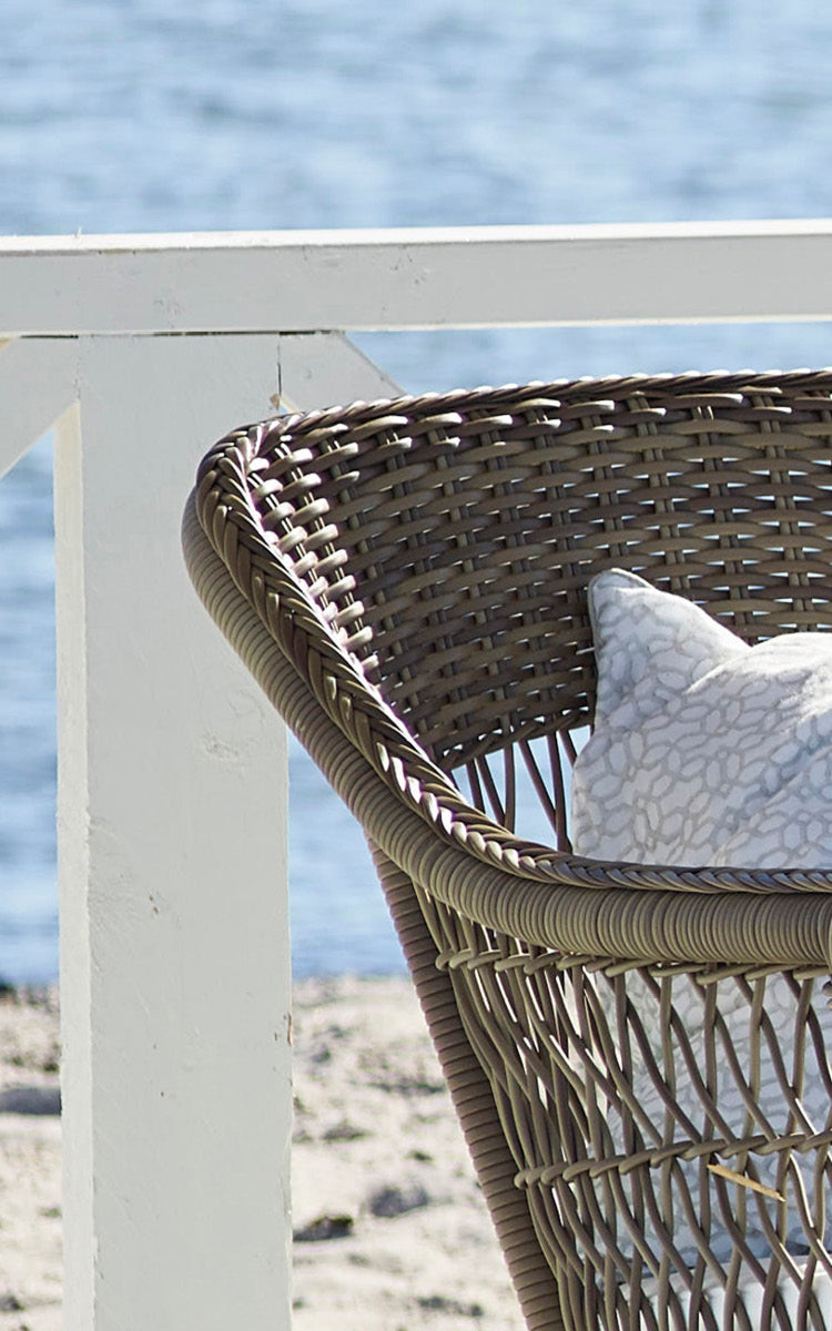 Dies ist ein Nahaufnahmebild von Charlot 3-Sitzer-Sofa in antique Grey ArtFibre Aluminium.