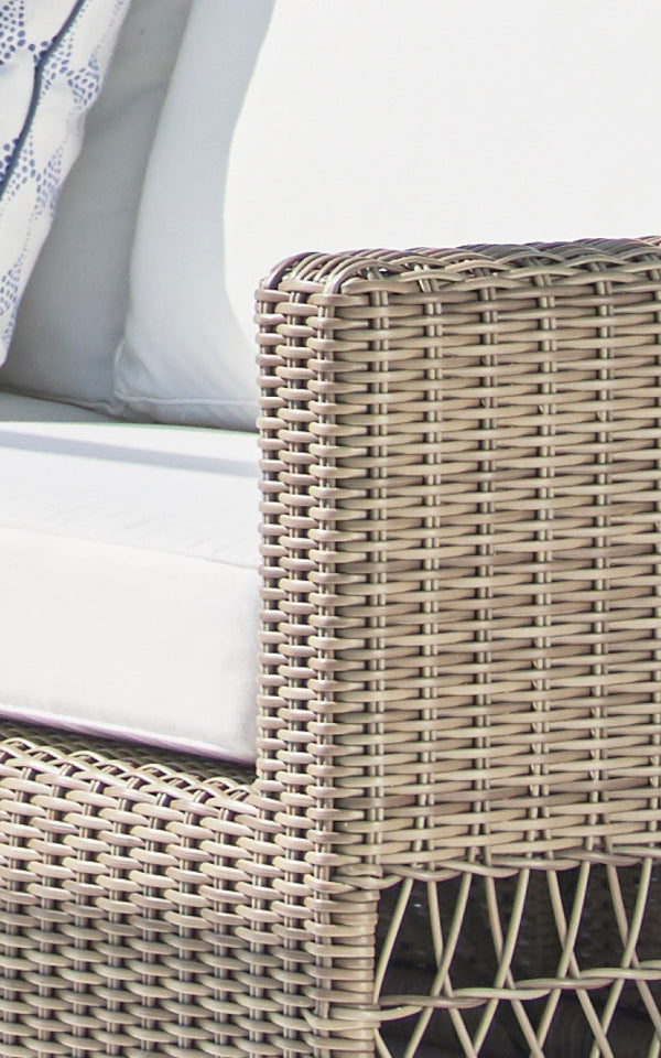 Dies ist ein Nahaufnahmebild von Carrie Sofa in antique Grey ArtFibre Aluminium.