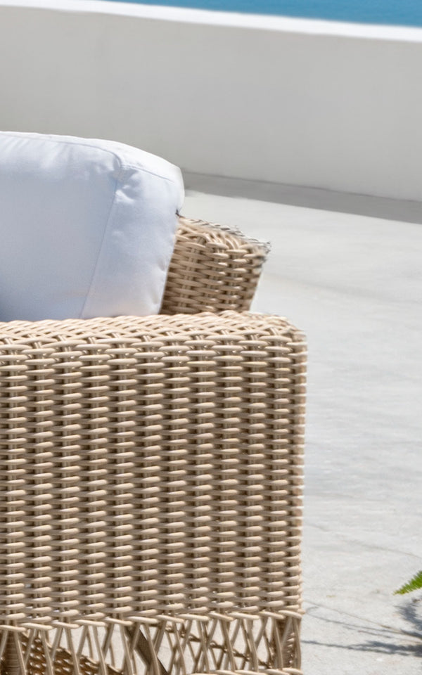 Dies ist ein Nahaufnahmebild von Carrie Sofa in natural ArtFibre Aluminium.