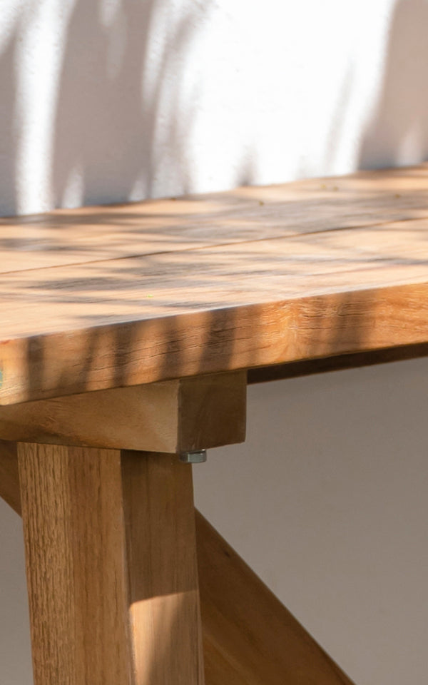 Dies ist ein Nahaufnahmebild von George Außenbank in outdoor Teak.