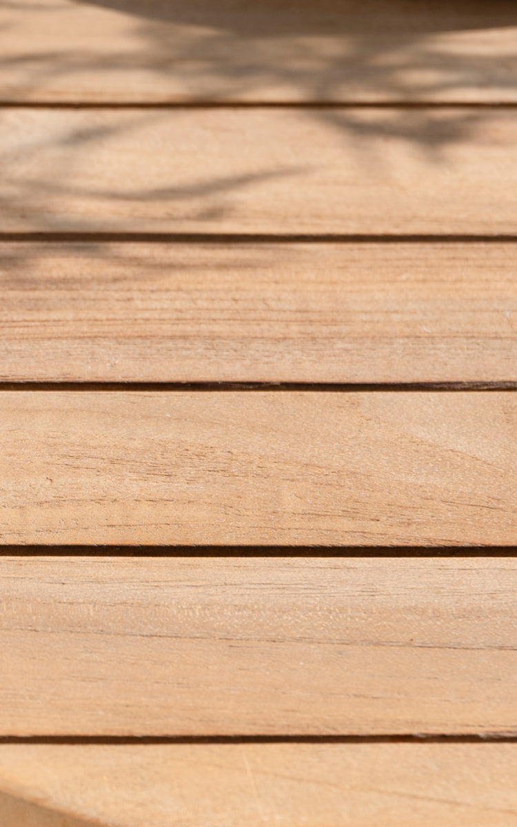 Dies ist ein Nahaufnahmebild von George Außentisch 240 in outdoor Teak.