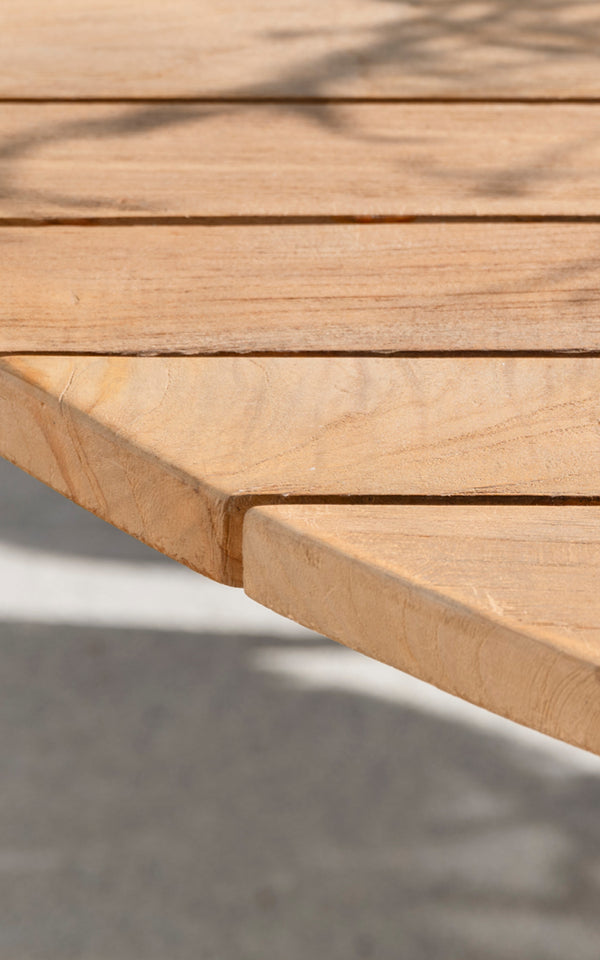 Dies ist ein Nahaufnahmebild von George Außentisch Ø160 in outdoor Teak.