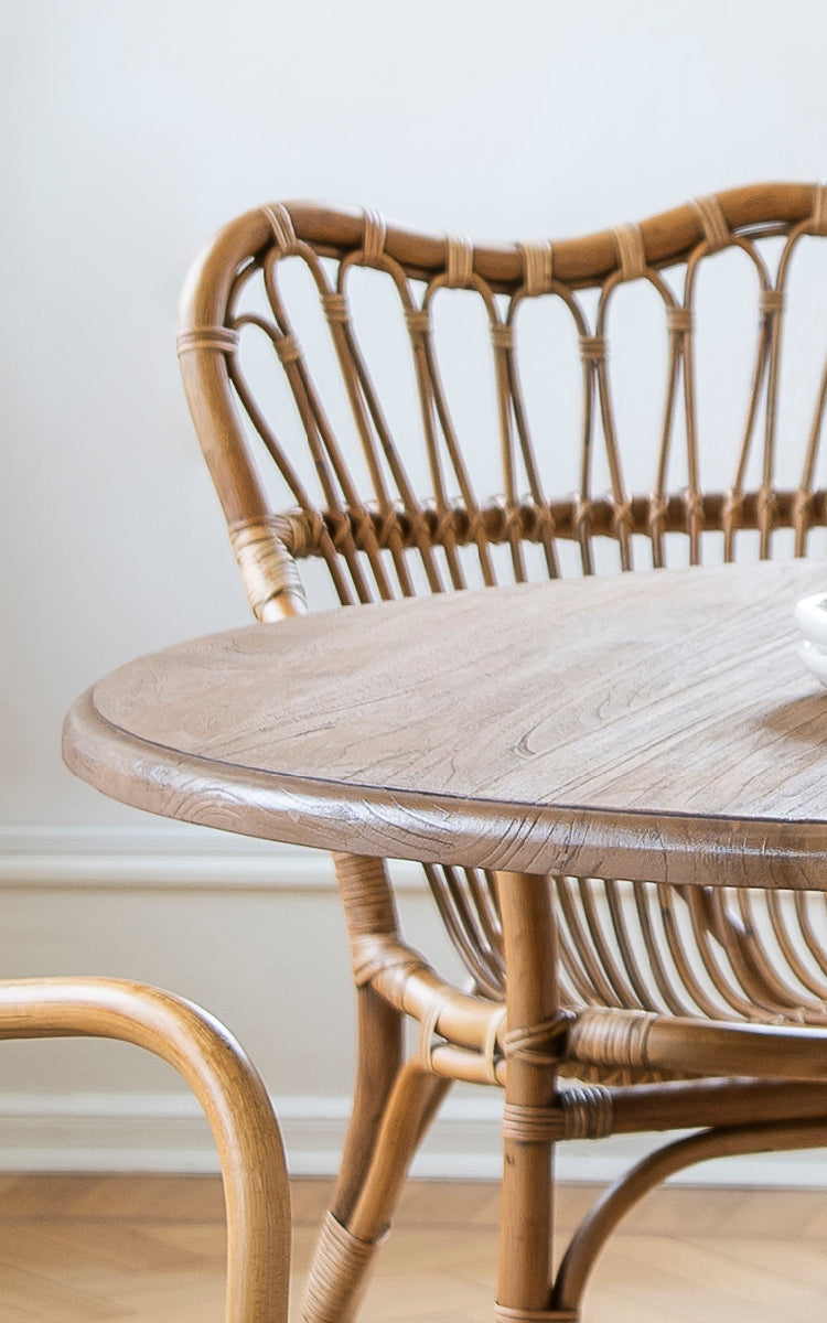 Dies ist ein Nahaufnahmebild von Michel Teak Dining Table i teak indoor. Detail der runden Teak-Tischplattenkante und des Säulenfußes.