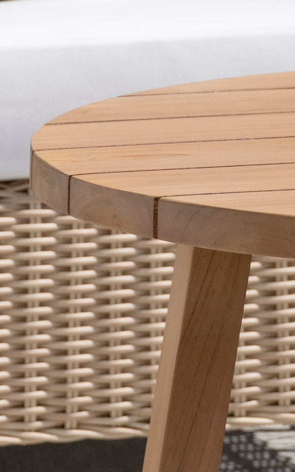 Dies ist ein Nahaufnahmebild von Victor Teak Lounge Table Ø75 cm in teak outdoor. Detail der runden Teakbohlen-Tischplattenkante und des konischen Beins.