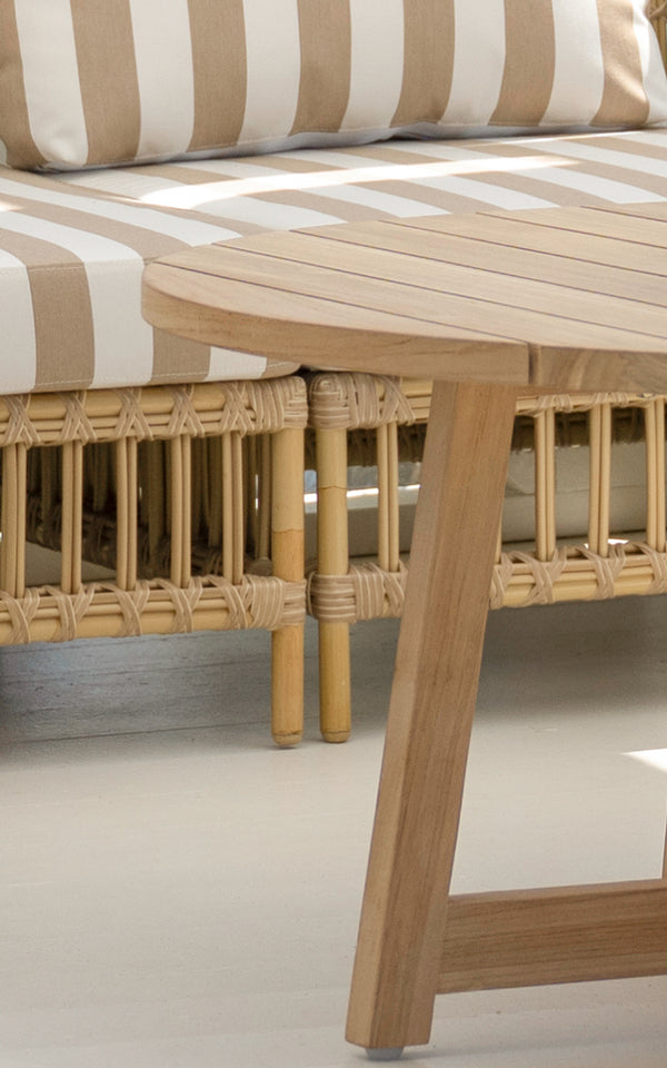 Dies ist ein Nahaufnahmebild von Victor Teak Lounge Table Ø120 cm in teak outdoor. Detail der geflochtenen Textur und Rahmenkonstruktion.