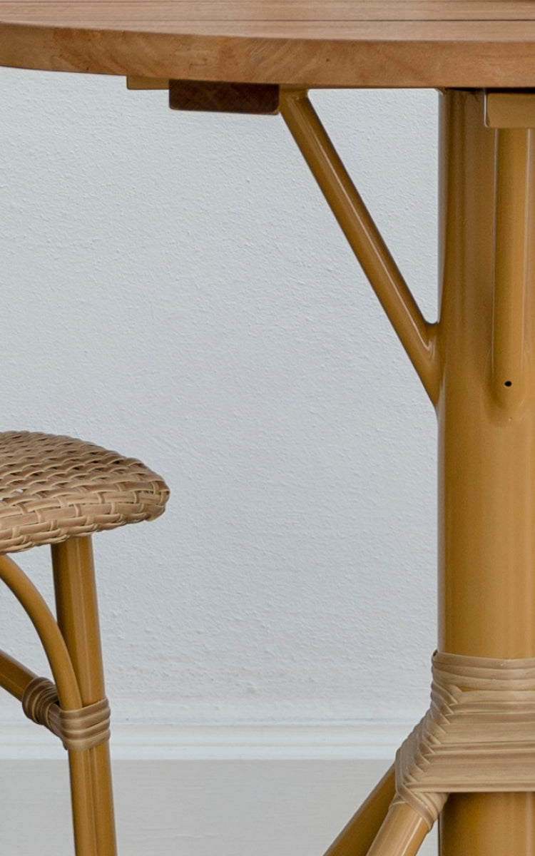 Dies ist ein Nahaufnahmebild von Nicole Cafe Table i almond aluminium frame natural ArtFibre. Detail der Teak-Platte und der Fußumwicklung.
