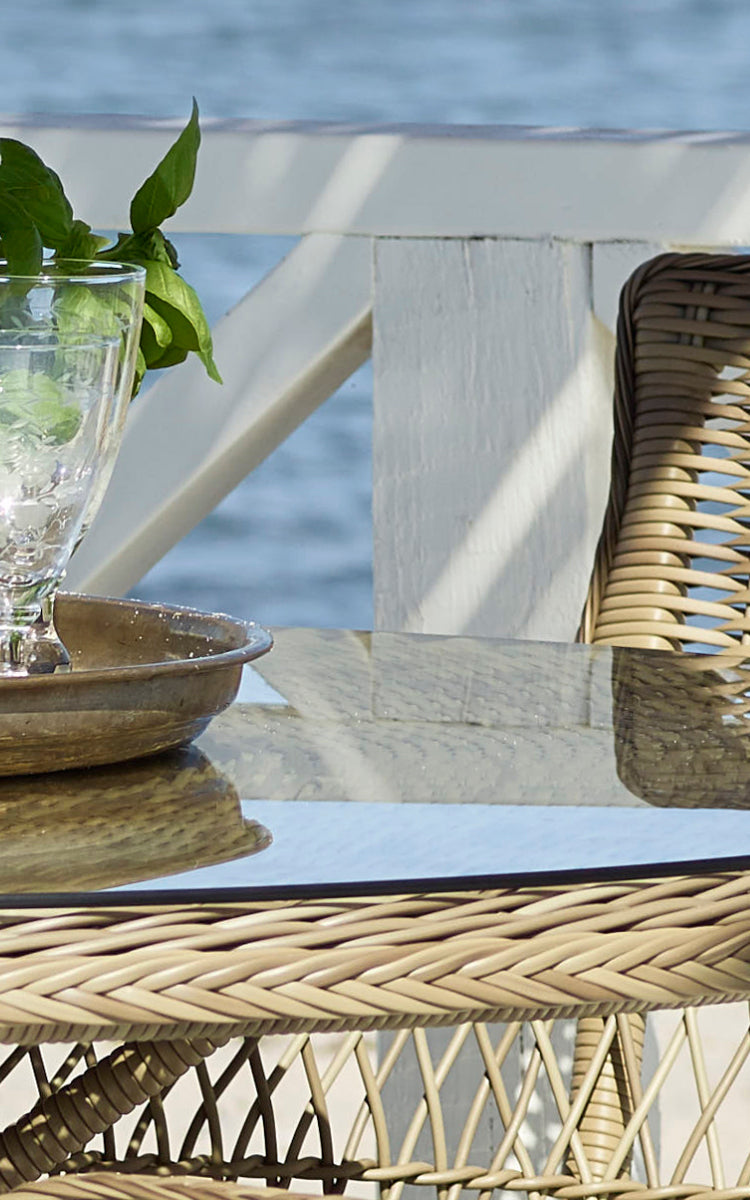 Dies ist ein Nahaufnahmebild von Grace Außen-Esstisch in antique Grey ArtFibre Aluminium.