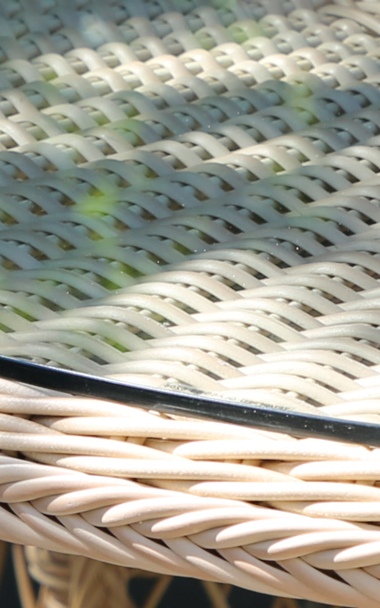 Dies ist ein Nahaufnahmebild von Grace Außen-Esstisch in natural ArtFibre Aluminium.