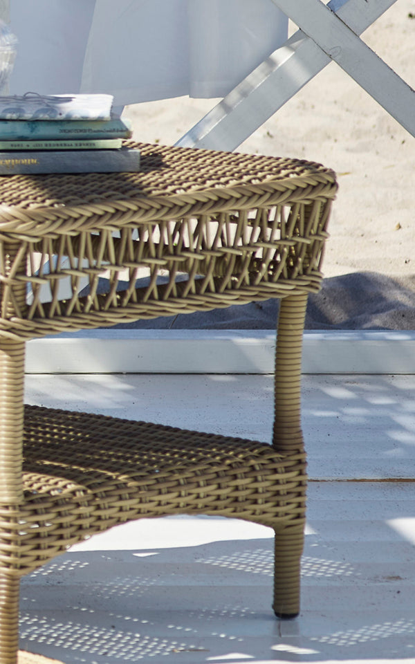 Dies ist ein Nahaufnahmebild von Susy Beistelltisch in antique Grey ArtFibre Aluminium.