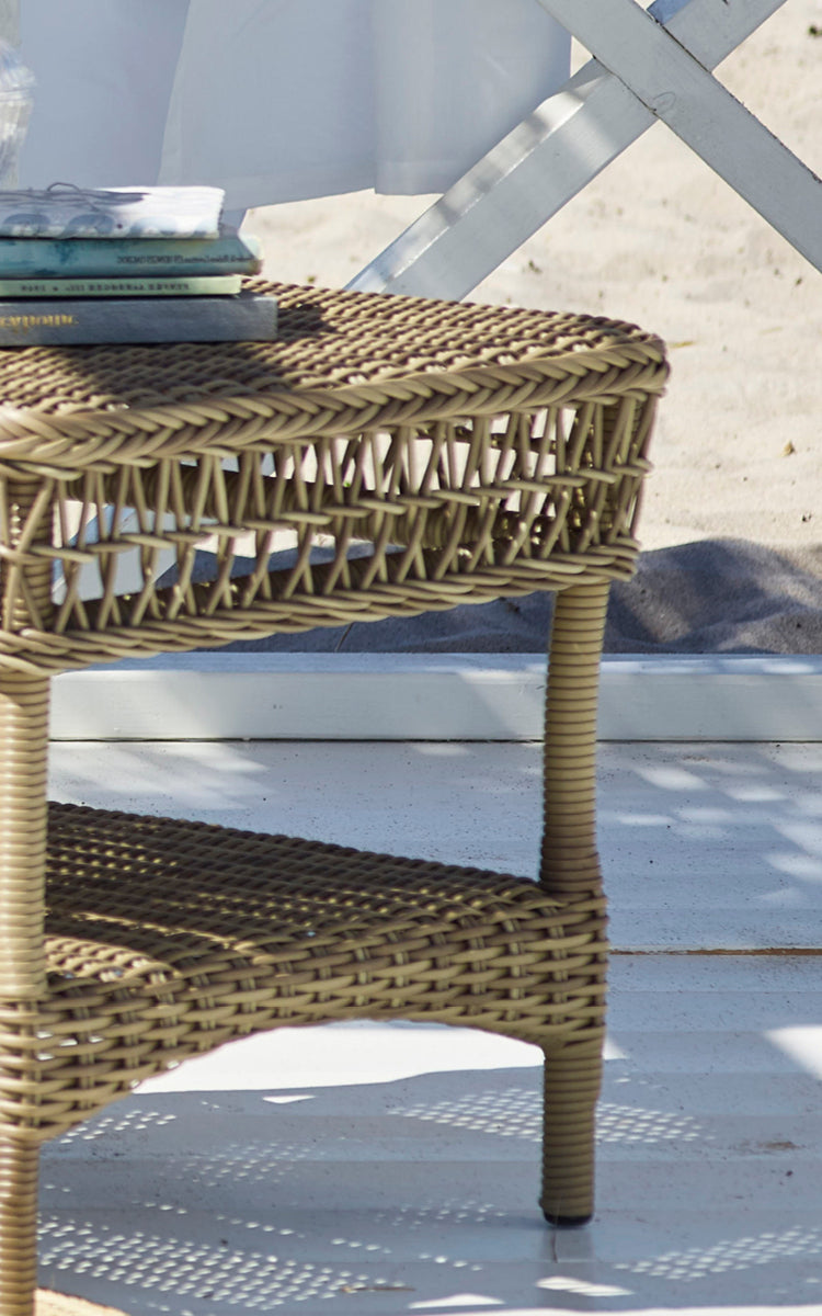 Dies ist ein Nahaufnahmebild von Susy Beistelltisch in antique Grey ArtFibre Aluminium.