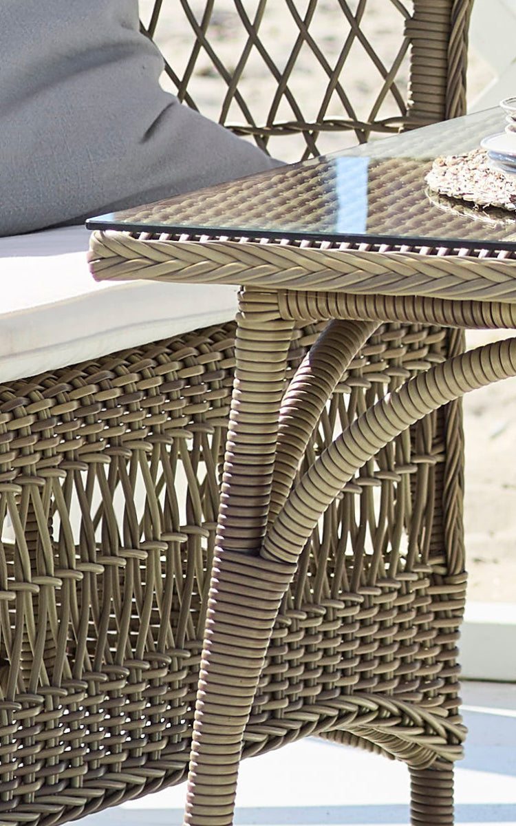 Dies ist ein Nahaufnahmebild von Victoria Exterior Coffee Table 100x60 cm in antique grey artfibre aluminium.