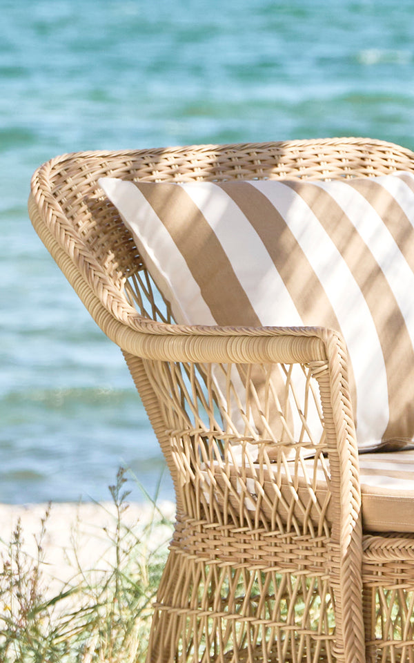 Dies ist ein Nahaufnahmebild von Olivia Exterior Sunbed i natural artfibre aluminium. Detail der rautenförmig geflochtenen ArtFibre-Seitenverkleidung.
