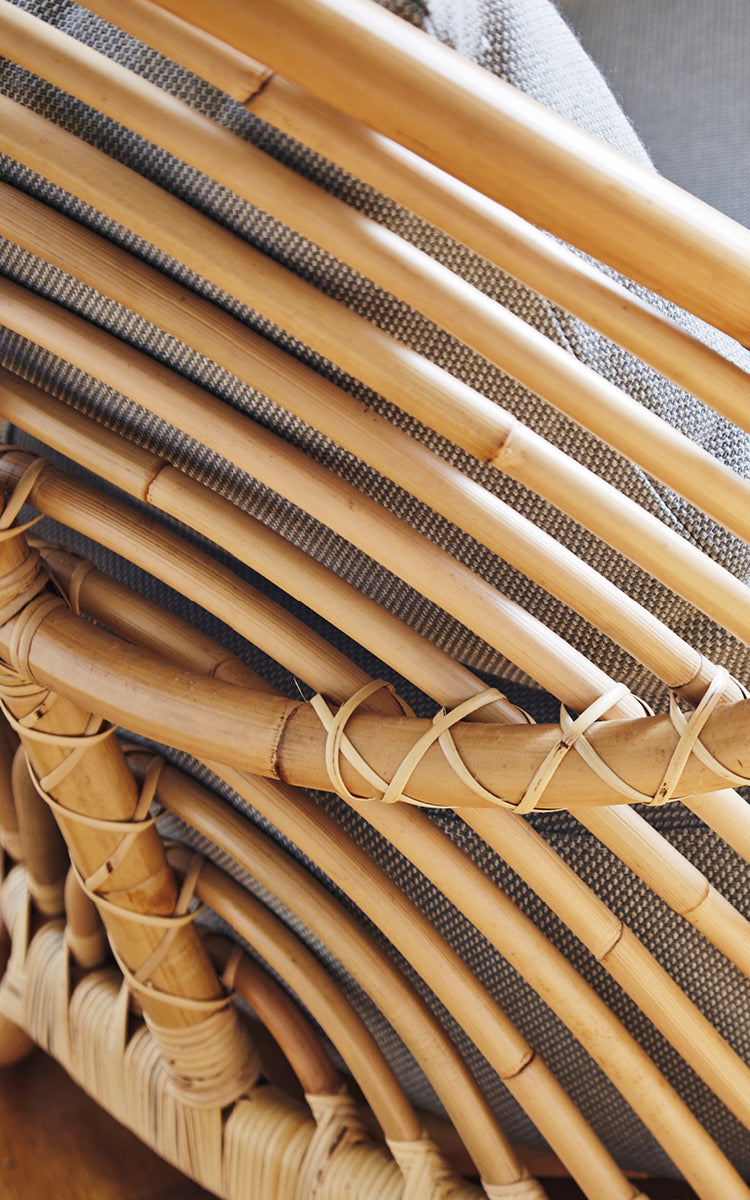 Dies ist ein Nahaufnahmebild von Charlottenborg Sofa in polished Natural Rattan.