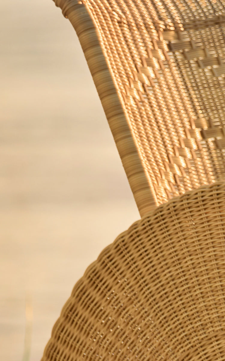 Dies ist ein Nahaufnahmebild von Paris Außen-Lounge-Sessel in natural core weave artfibre aluminium. Detail der geflochtenen Textur und Rahmenkonstruktion.
