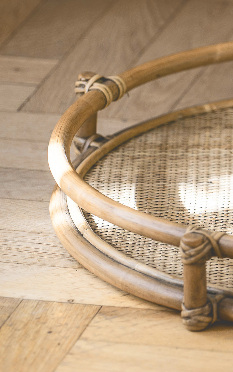 Dies ist ein Nahaufnahmebild von Andreas Tablett in natural Rattan.