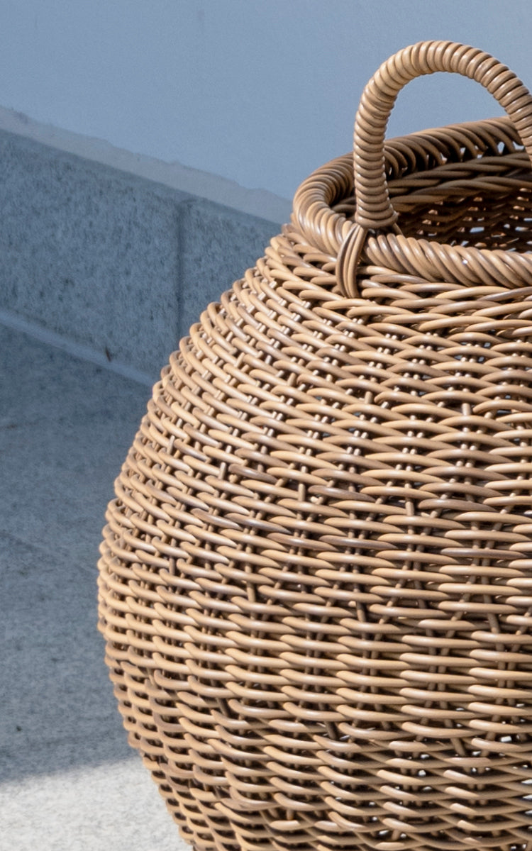 Dies ist ein Nahaufnahmebild von Smilla Korb in chestnut core weave ArtFibre Aluminium.