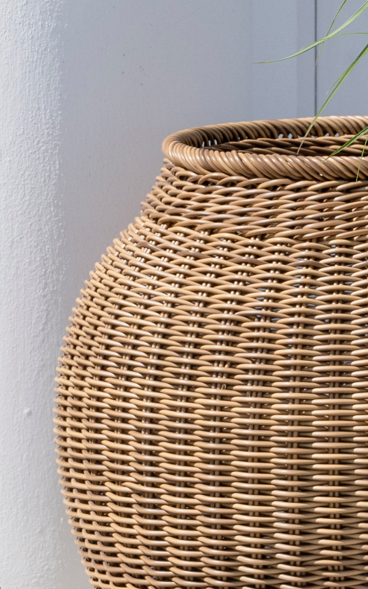 Dies ist ein Nahaufnahmebild von Ellis Korb in chestnut core weave ArtFibre Aluminium.