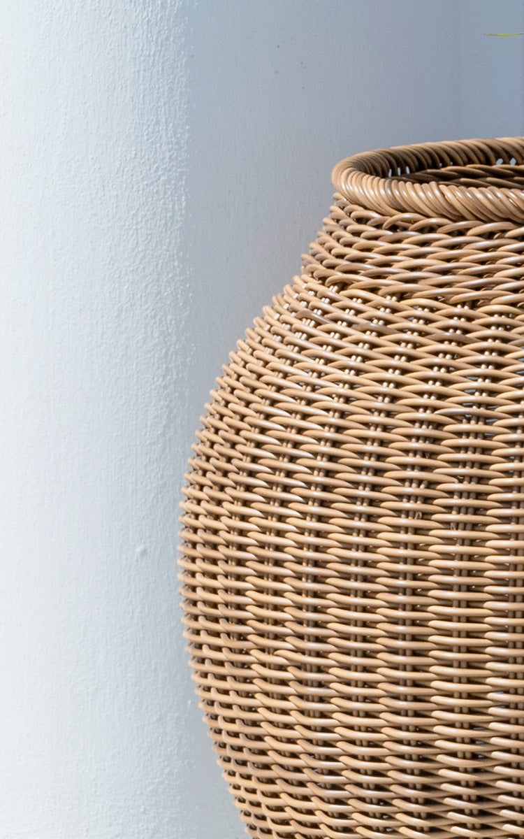 Dies ist ein Nahaufnahmebild von Alma Korb in chestnut core weave ArtFibre Aluminium.