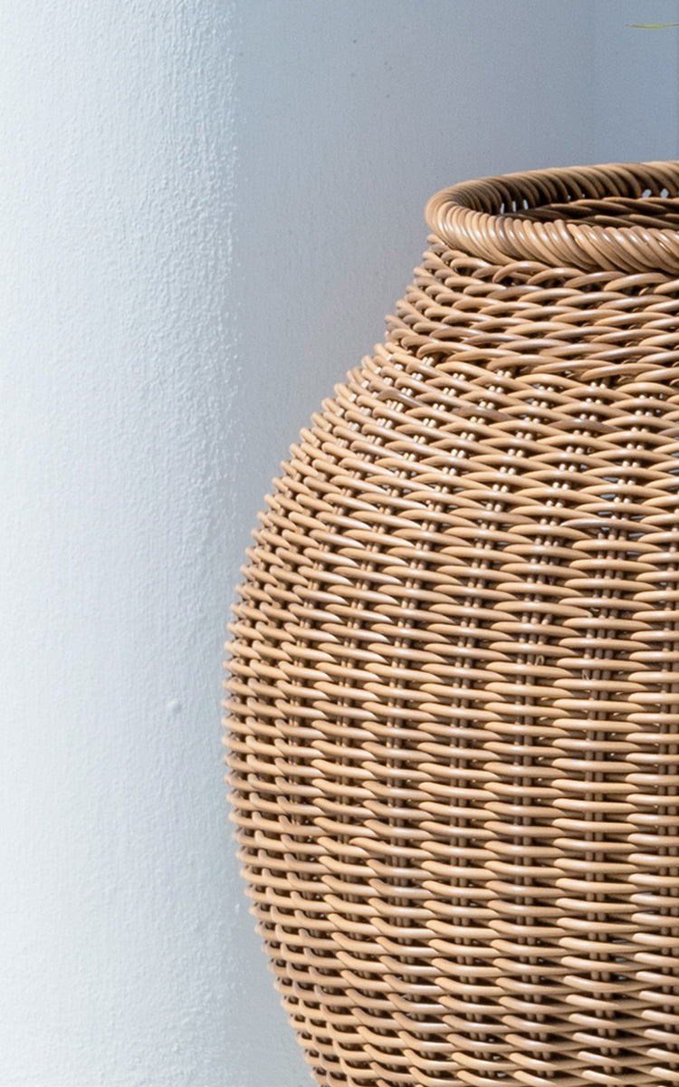 Dies ist ein Nahaufnahmebild von Alma Korb in chestnut core weave ArtFibre Aluminium.