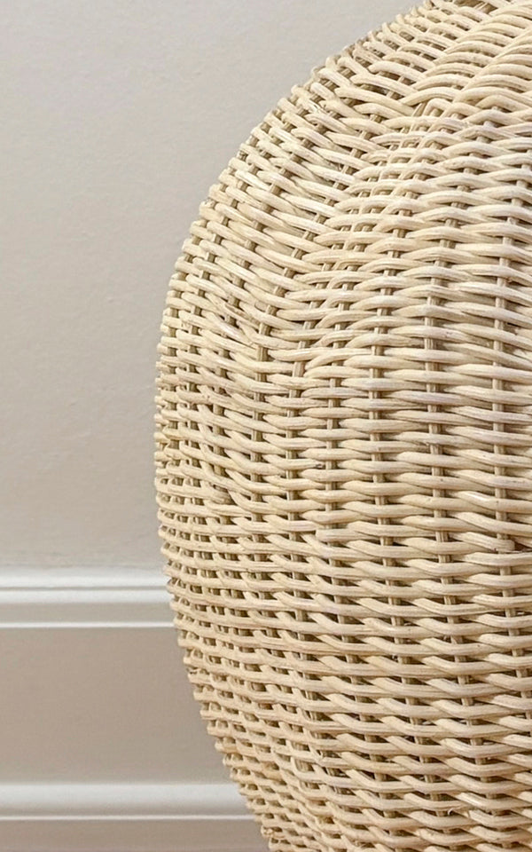 Dies ist ein Nahaufnahmebild von Flumen Korb in natural core weave iron frame.