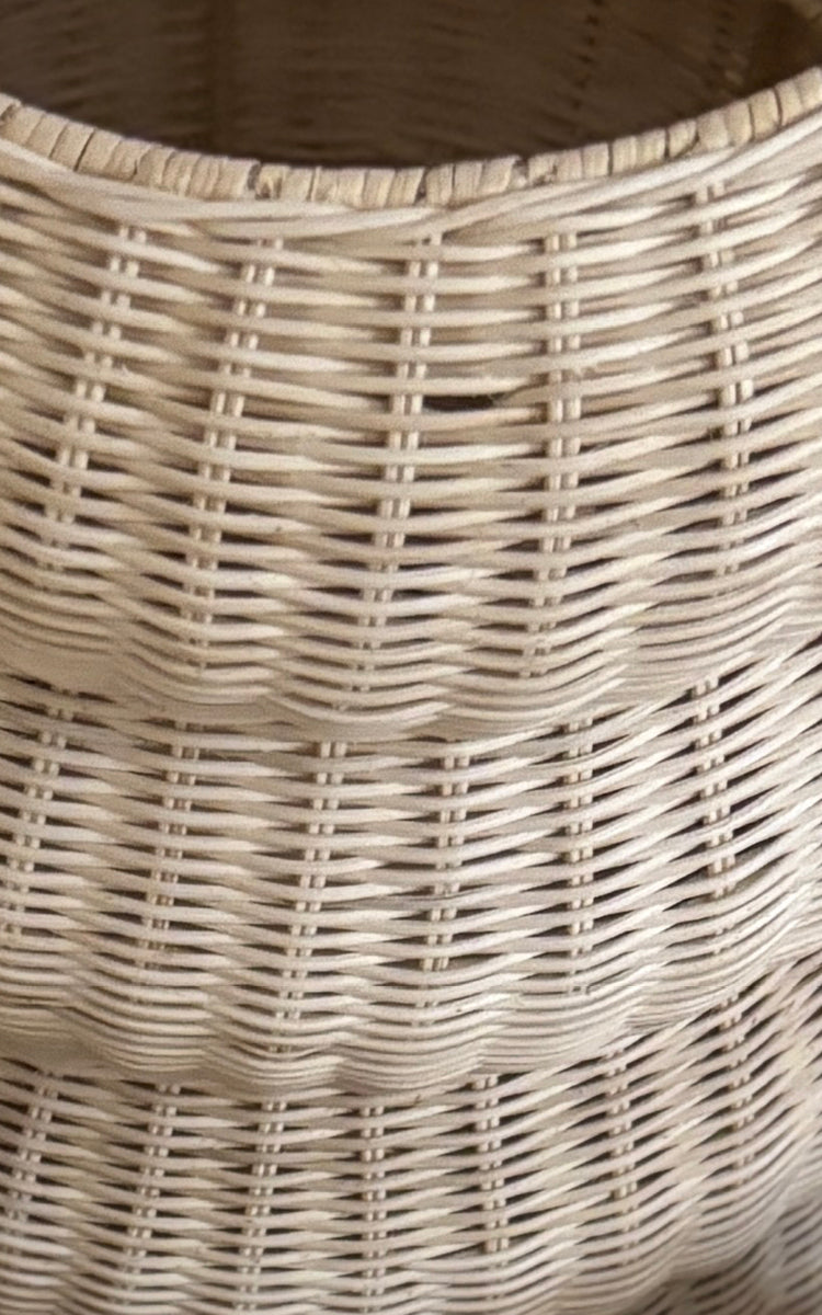 Dies ist ein Nahaufnahmebild von Mel Basket i natural core weave rattan frame. Detail der sanduhrförmigen Gestaltung und des engen Geflechts.