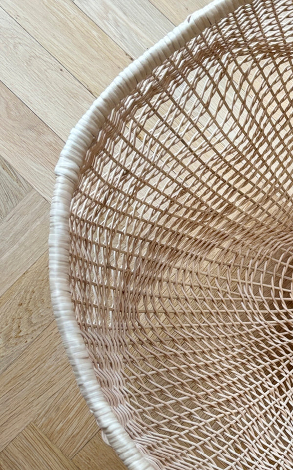 Dies ist ein Nahaufnahmebild von Folia Korb in natural core weave iron frame.