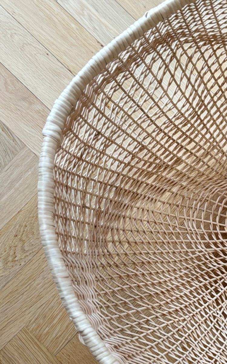 Dies ist ein Nahaufnahmebild von Folia Korb in natural core weave iron frame.