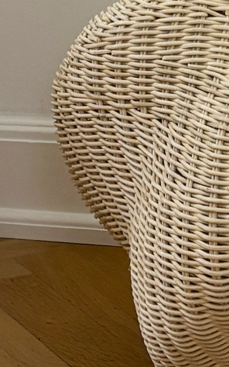 Dies ist ein Nahaufnahmebild von Solaris Basket Ø40 cm in natural core weave iron frame. Detail des offenen Rattanring-Korbs mit vertikalen Speichen.