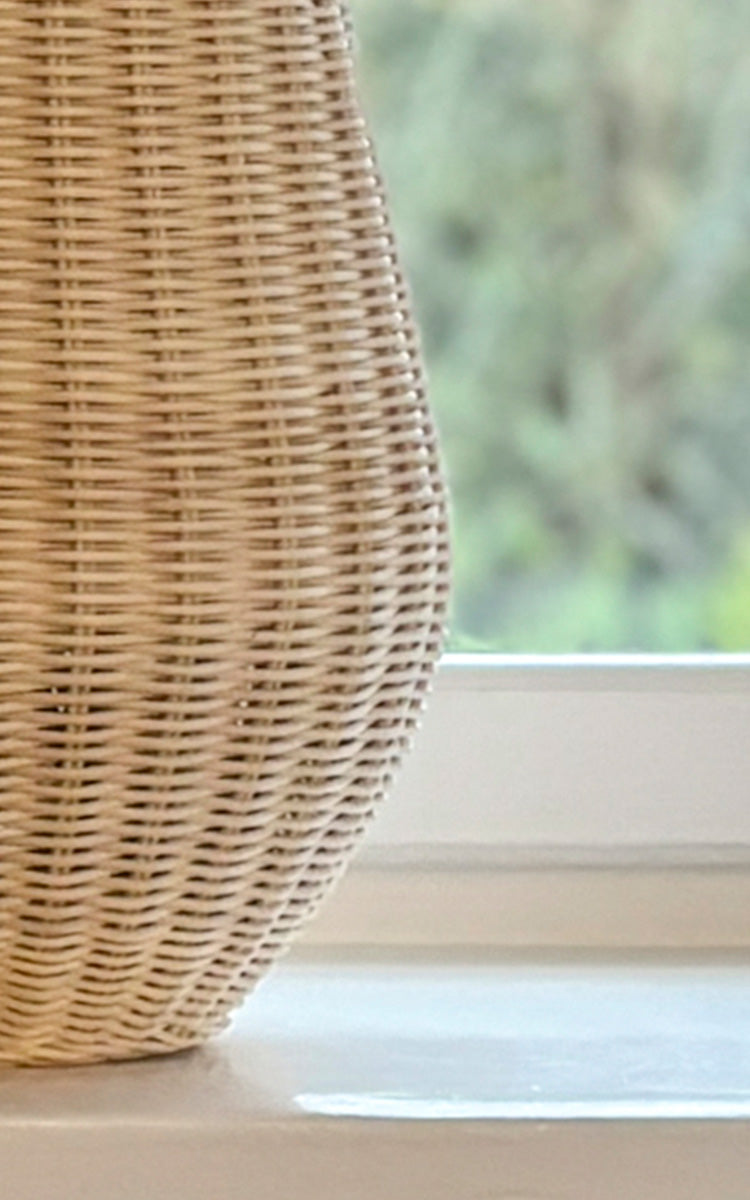 Dies ist ein Nahaufnahmebild von Aura Korb in natural core weave Iron frame.