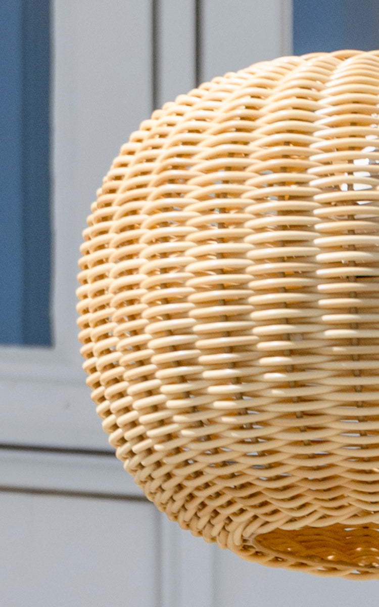 Dies ist ein Nahaufnahmebild von Tangelo Exterior Lampshade Ø24 cm | Extra Small in natural core weave artfibre & aluminium.