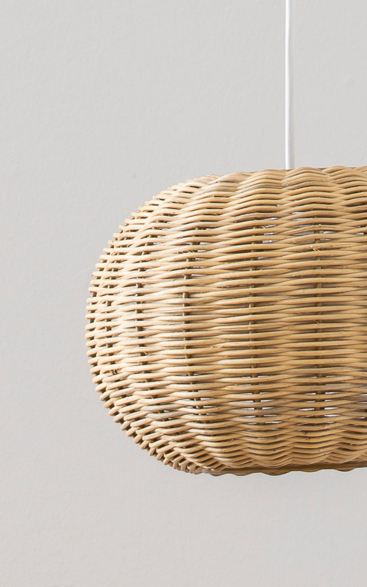 Dies ist ein Nahaufnahmebild von Tangelo Lampshade Ø24 cm | Extra Small in natural rattan. Detail des abgerundeten naturfarbenen Rattan-Pendelgeflechts.