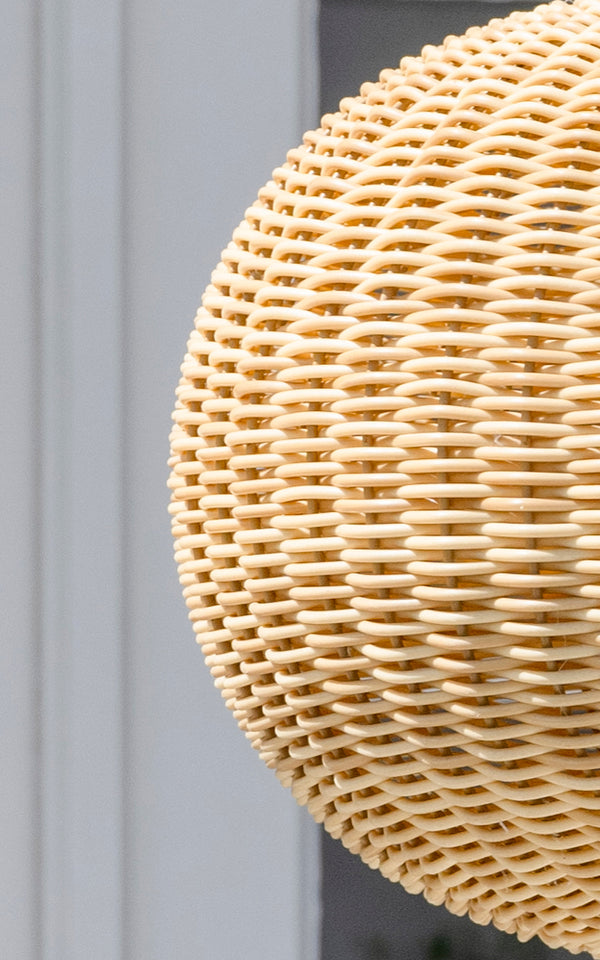 Dies ist ein Nahaufnahmebild von Tangelo Exterior Lampshade Ø37 cm | Small in natural core weave artfibre & aluminium.