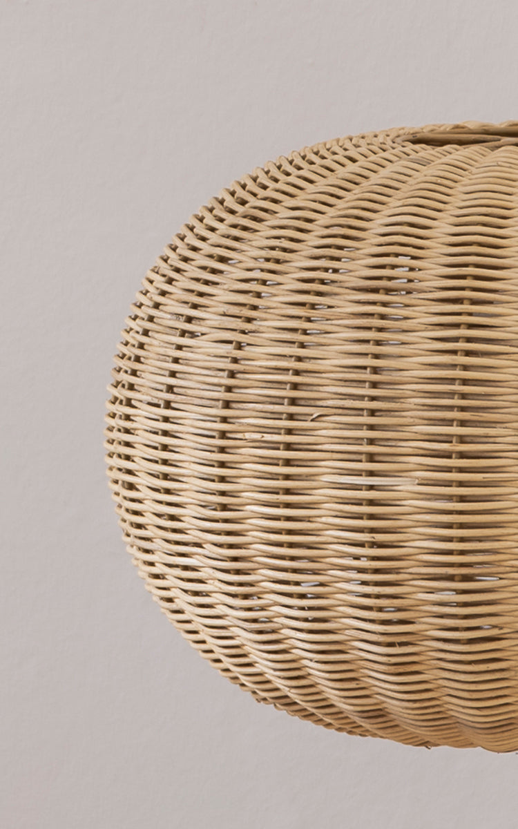 Dies ist ein Nahaufnahmebild von Tangelo Lampshade Ø37 cm | Small in natural rattan. Detail des abgerundeten Rattangeflechts des kleinen Pendelschirms.