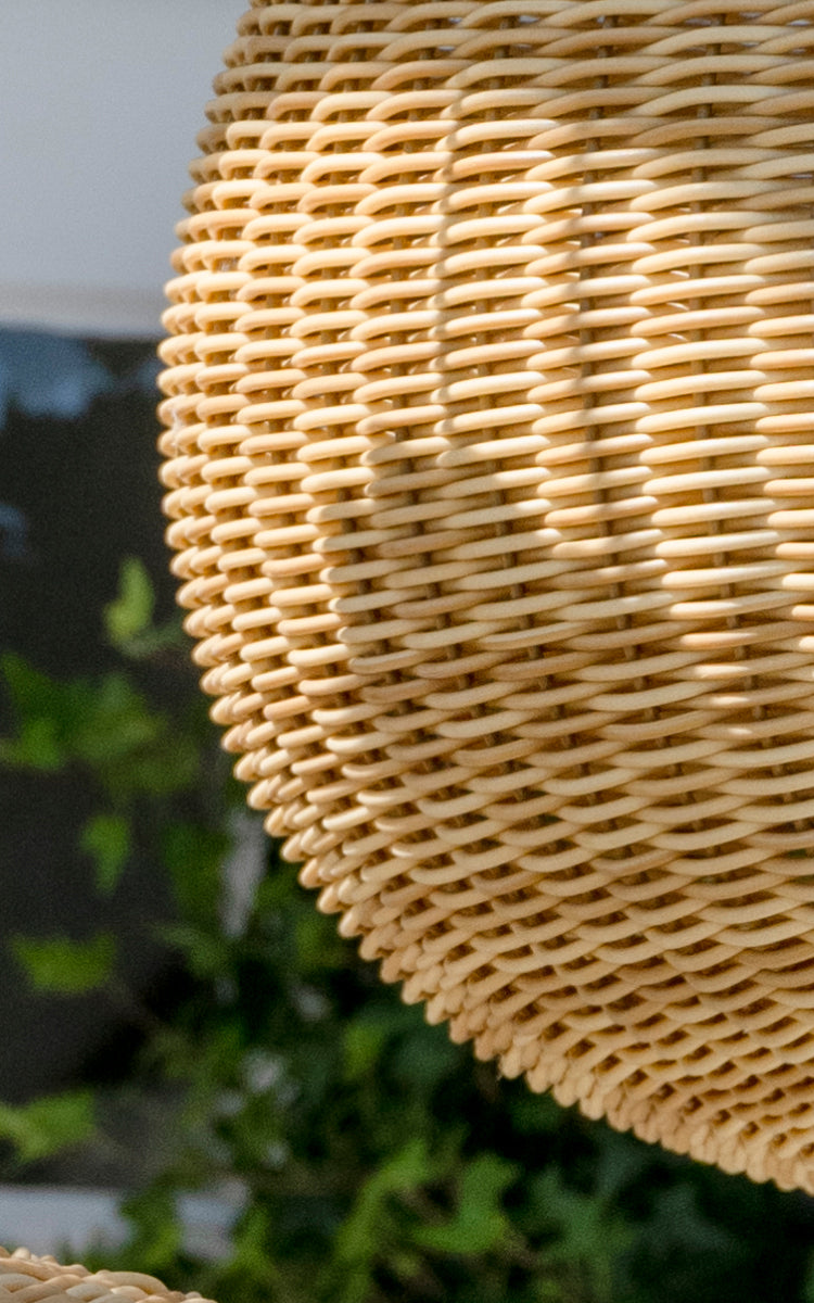 Dies ist ein Nahaufnahmebild von Tangelo Exterior Lampshade Ø49 cm | Medium in natural core weave artfibre & aluminium.
